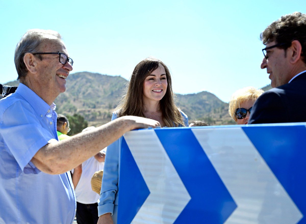 Rebepl's tweet photo. El nuevo vial de San José de la Vega abre al público para mejorar la movilidad y la seguridad en la pedanía. 

Los trabajos incorporan carril bici, itinerario peatonal accesible, nuevo acceso a la Calle Tiñosa y mejoras en alumbrado, drenaje y señalización. https://t.co/S6keXKdeBk