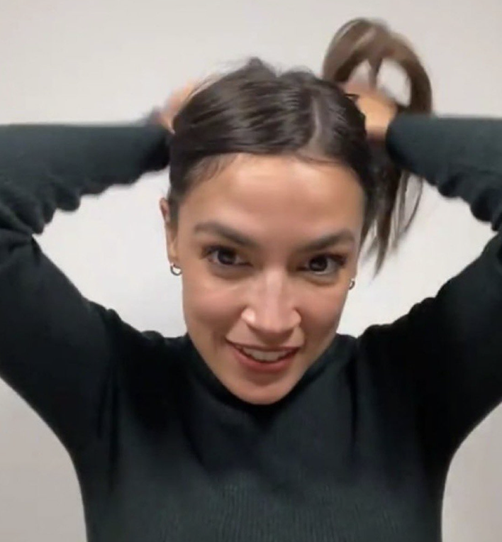 SMR420's tweet photo. When she finds out you've just been allocated 1 share of SpaceX stock.

$SPCX https://t.co/FZ4QGvsK5l