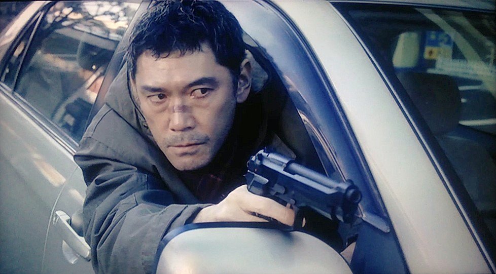 FFQ8bZCN32gruiG's tweet photo. ナイトピープル('12/日)
新しくバーに雇い入れられた謎の女と彼女を追う刑事が現れて…
未解決の強盗事件。議員の裏金。マスターの過去。商店街の銃撃戦！
重厚感は無いけどエンドロールまで二転三転する無茶な展開で飽きさせない。
原作＝逢坂剛の『都会の野獣』を映像化したライトなピカレスクです🔫 https://t.co/92AdWI1m0w