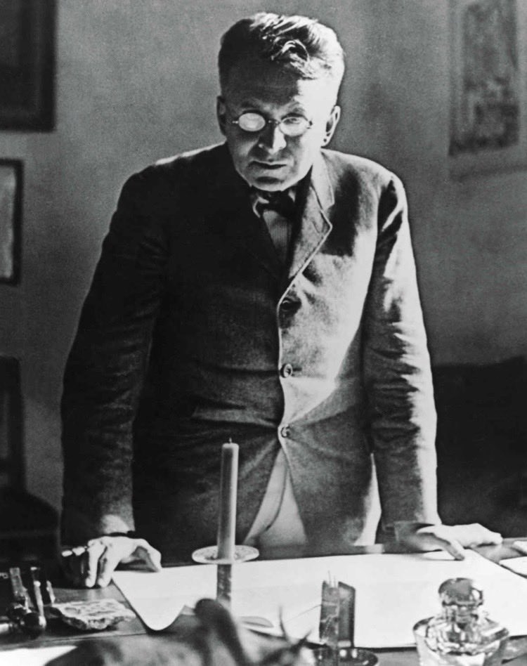 GiCivi's tweet photo. “Perché riproporre oggi Karl Kraus?”
“Perché siamo tornati a vivere in tempi letteralmente catastrofici”
Massimo Cacciari

Intervista a cura di Marco Cicala @ilvenerdi 

Karl Kraus
Gli ultimi giorni dell’umanità
A cura di Ernesto Braun, Mario Carpitella https://t.co/uJrHpmHzYW