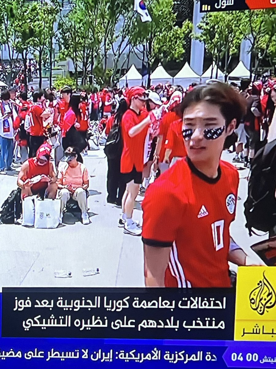 ARH1892's tweet photo. لا دا مواطن كوري في سيول بيحتفل بفوز منتخب كوريا وهو لابس تيشيرت صلاح بتاع منتخب مصر عادي. https://t.co/Yvn5UVoTd1