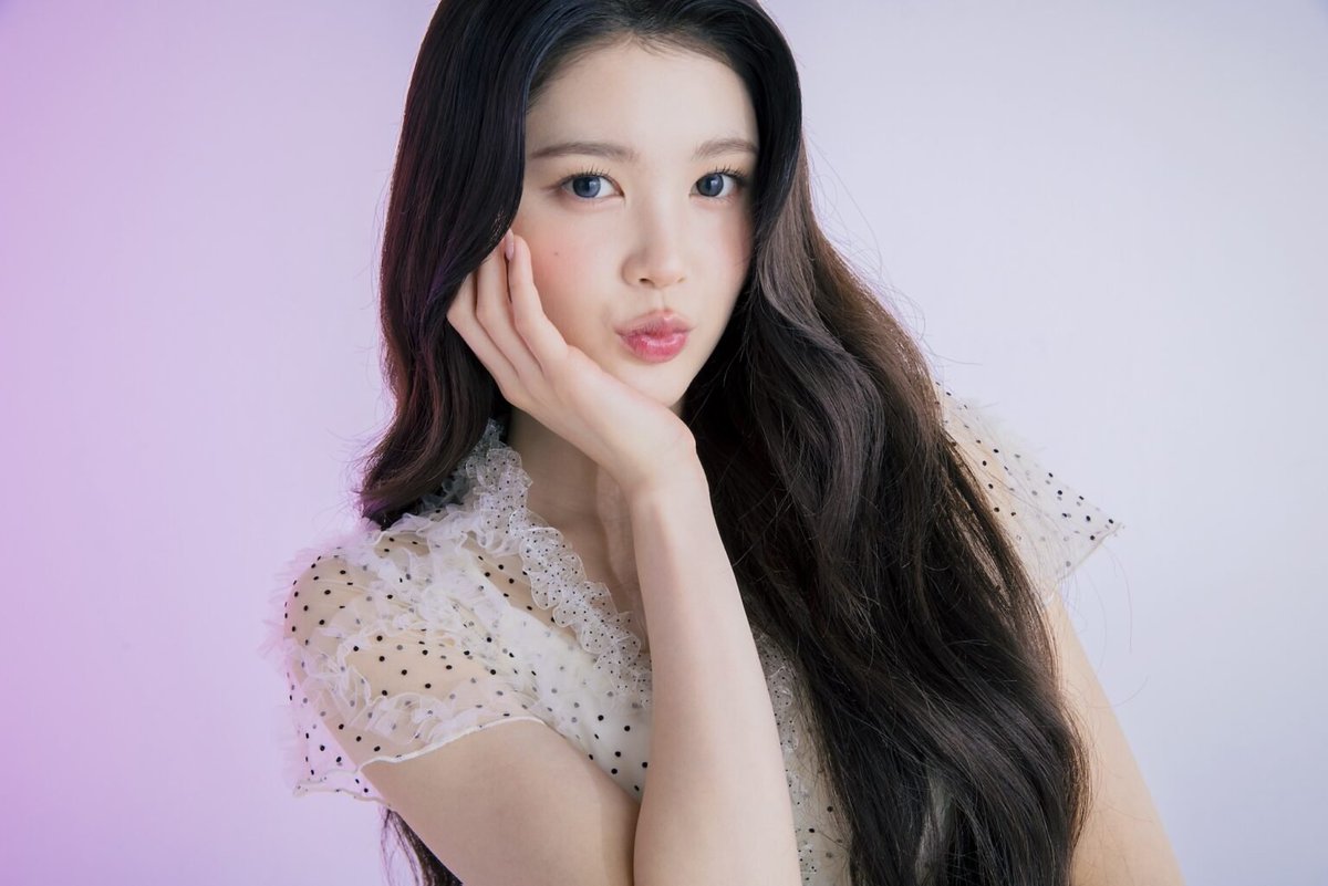 H2H_INA's tweet photo. Interview Hearts2Hearts dengan Nicola JP - #A_NA 

Q. Kalau harus memberi dirimu sendiri sebuah slogan, apa itu?
🌻: "Sebenarnya aku lucu, lho♡"
Kepribadianku cukup santai dan apa adanya, jadi pada awalnya aku sering dianggap dingin. Tapi kurasa semakin dekat seseorang denganku, semakin mereka bisa melihat sisi lucuku.

Q. Coba beri IAN sebuah slogan juga!
🌻: "Ahli panggung."
IAN punya kemampuan untuk menguasai panggung dan membawakan lagu apa pun dengan sangat baik!

Q. Menurutmu, apa peranmu di Hearts2Hearts?
🌻: "Penanggung jawab senyuman."
Karena aku selalu tertawa lepas tanpa menyesal apa pun♡

Q. Kamu seumuran dengan para pembaca Nicola♡. Apa yang sedang kamu sukai akhir-akhir ini?
🌻: "Menonton film."
Aku sudah suka film sejak kecil, dan sampai sekarang kalau ada sedikit waktu luang, aku pasti menonton film! Aku terutama suka film horor♡

Q. Apa yang ingin kamu lakukan atau tempat yang ingin kamu kunjungi di Jepang?
🌻: "Belanja di Harajuku♪"
Aku pernah pergi ke Harajuku, tapi belum pernah berbelanja di sana. Aku ingin membeli baju dan juga makan banyak dessert yang enak!

Q. Ada pesan untuk para pembaca Nicola?
🌻: Kami, Hearts2Hearts, berencana menunjukkan berbagai sisi diri kami kepada kalian ke depannya, jadi mohon terus berikan banyak dukungan untuk kami! ♡

—do not repost or edit without permission ♡

#Hearts2Hearts #하츠투하츠 #에이나
@Hearts2Hearts