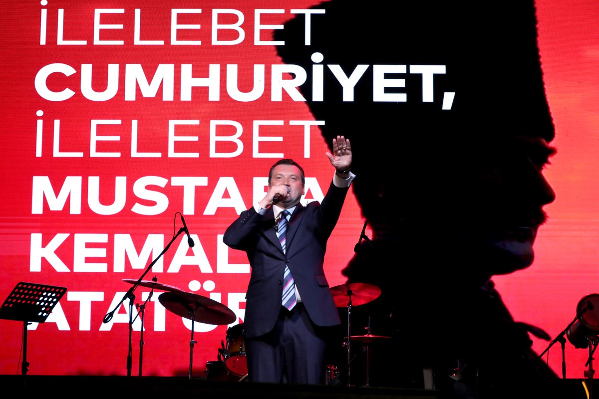 balcioglubora's tweet photo. Kıymetli Silivrili hemşerilerim,

Bugün şahsım ve belediyemizle ilgili yürütülen süreç nedeniyle sizlere doğrudan seslenmek istiyorum.

Öncelikle herkesin bilmesini isterim ki; görev yaptığım süre boyunca Silivri’nin, Silivri halkının ve bana emanet edilen kamu görevinin onurunu korumak için çalıştım. 

Bugüne kadar Silivri’nin yüzünü yere eğdirecek, hemşerilerimin vicdanını incitecek hiçbir kararın altına imza atmadım.

Alnım açık, başım diktir.

Başkanlık makamımızda ve belediyemizde yapılan aramalarda herhangi bir suç veya suç unsuruna rastlanmamıştır. 

Sürecin hukuk devleti ilkeleri çerçevesinde, adil ve şeffaf biçimde ilerleyeceğine inanmak istiyorum.

Ben bu göreve Silivri halkının tertemiz iradesiyle geldim. Bana verilen her oyun, her duanın, her güvenin sorumluluğunu omuzlarımda taşıdım. Bu sorumlulukla; çocuklarımız için, gençlerimiz için, emeklilerimiz için, kadınlarımız için, üreticilerimiz için, ihtiyaç sahibi komşularımız için çalıştık.

Biz Silivri’de vicdan belediyeciliği anlayışını büyüttük. Kimseyi ayırmadan, kimseyi ötekileştirmeden, bu kentin her mahallesine eşit ve adil hizmet götürmenin mücadelesini verdik.

Kıymetli hemşerilerim hepiniz emin olun; belediyemizin tüm birimleri görevlerinin başındadır. Silivri’de hizmetler aksamadan devam edecektir.

Bu süreçte sizlerden en büyük ricam; sağduyunuzu korumanız, provokasyonlara ve bilgi kirliliğine itibar etmemenizdir. 

Gerçek neyse ortaya çıkacaktır. Benim adalete ve en çok da Silivri halkının vicdanına güvenim tamdır.

Hiç kimsenin şüphesi olmasın; en kısa zamanda yine aranızda, yine görevimin başında, yine Silivri için çalışmaya devam edeceğim.

Bugüne kadar nasıl Silivri’nin ve halkımızın yanında olduysam, bundan sonra da aynı inançla, aynı kararlılıkla, aynı temiz duygularla Silivri’ye hizmet etmeyi sürdüreceğim.

Benim yolum bellidir:
Halka hizmet, adaletle, vicdanla belediyecilik.

Tüm hemşerilerime sevgi ve saygılarımla.
