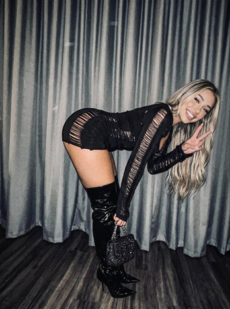evamoreauxo's tweet photo. the smile was a glitch. slide two is the factory reset.

#softgoth #trapbaddie #altfashion #allblackoutfit #darkaesthetic https://t.co/3aCH4qrpy0