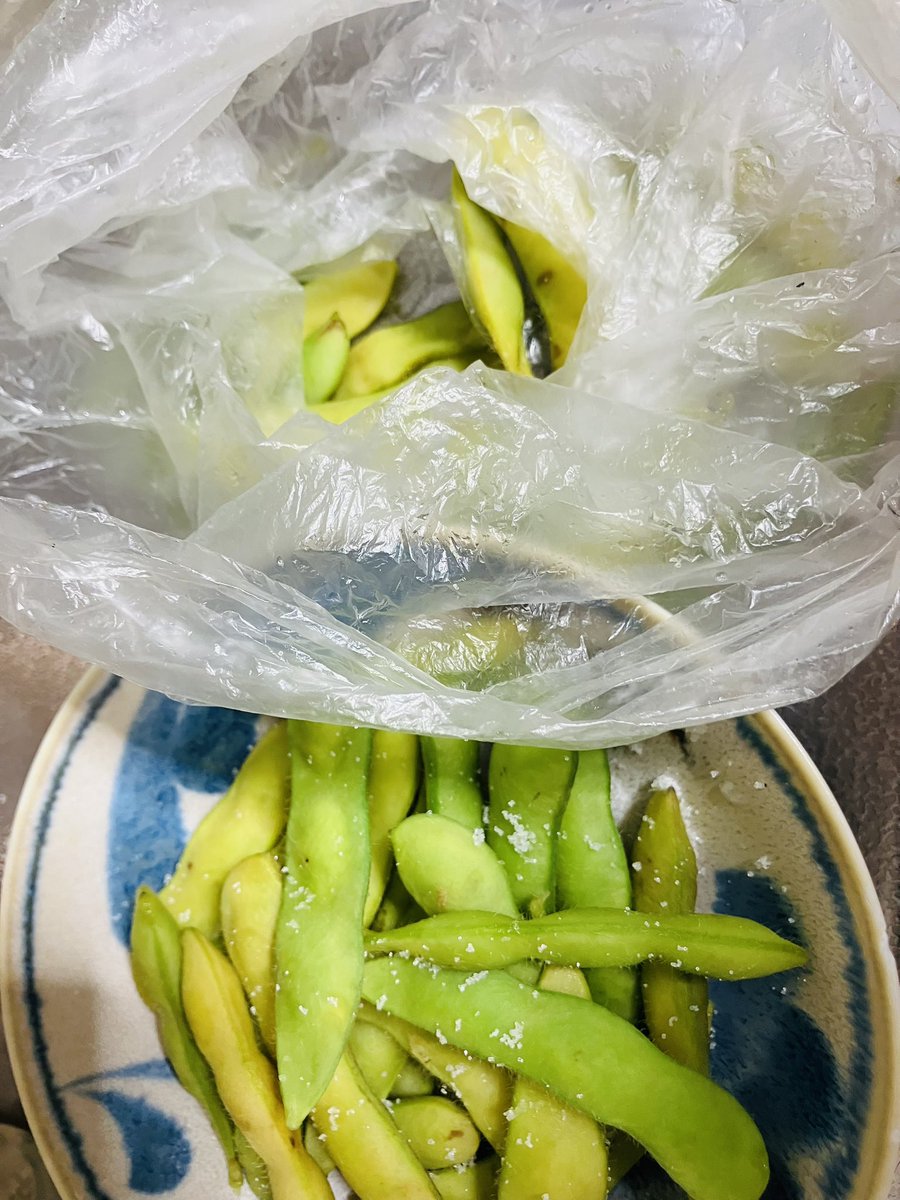 shizuka_kyoto's tweet photo. 茹で、蒸し、焼き色々やったけど、ついに枝豆はアイラップという最適解を見つけた
ちょっと硬めが好きなので500W3分半

塩などの味付けはチンしてからなので、塩分気にする人もいいかもよ https://t.co/JvpCu8Nzbg