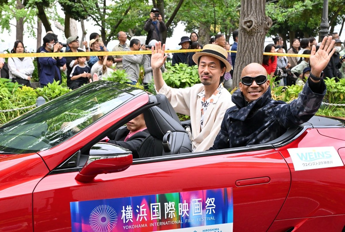 yiff_jp's tweet photo. 横浜国際映画祭×劇場版『名探偵コナン ハイウェイの堕天使』特別企画として、第74回「ザ よこはまパレード」に参加いたしました。

◆出演者◆
・畑 芽育
・コナン君
・トラヴィス・ペイン

車両提供：ウエインズトヨタ神奈川 様

沿道より温かいご声援をいただいた皆様、誠にありがとうございました。

#横浜国際映画祭 #yiff
#ザよこはまパレード
#名探偵コナン
#ハイウェイの堕天使
