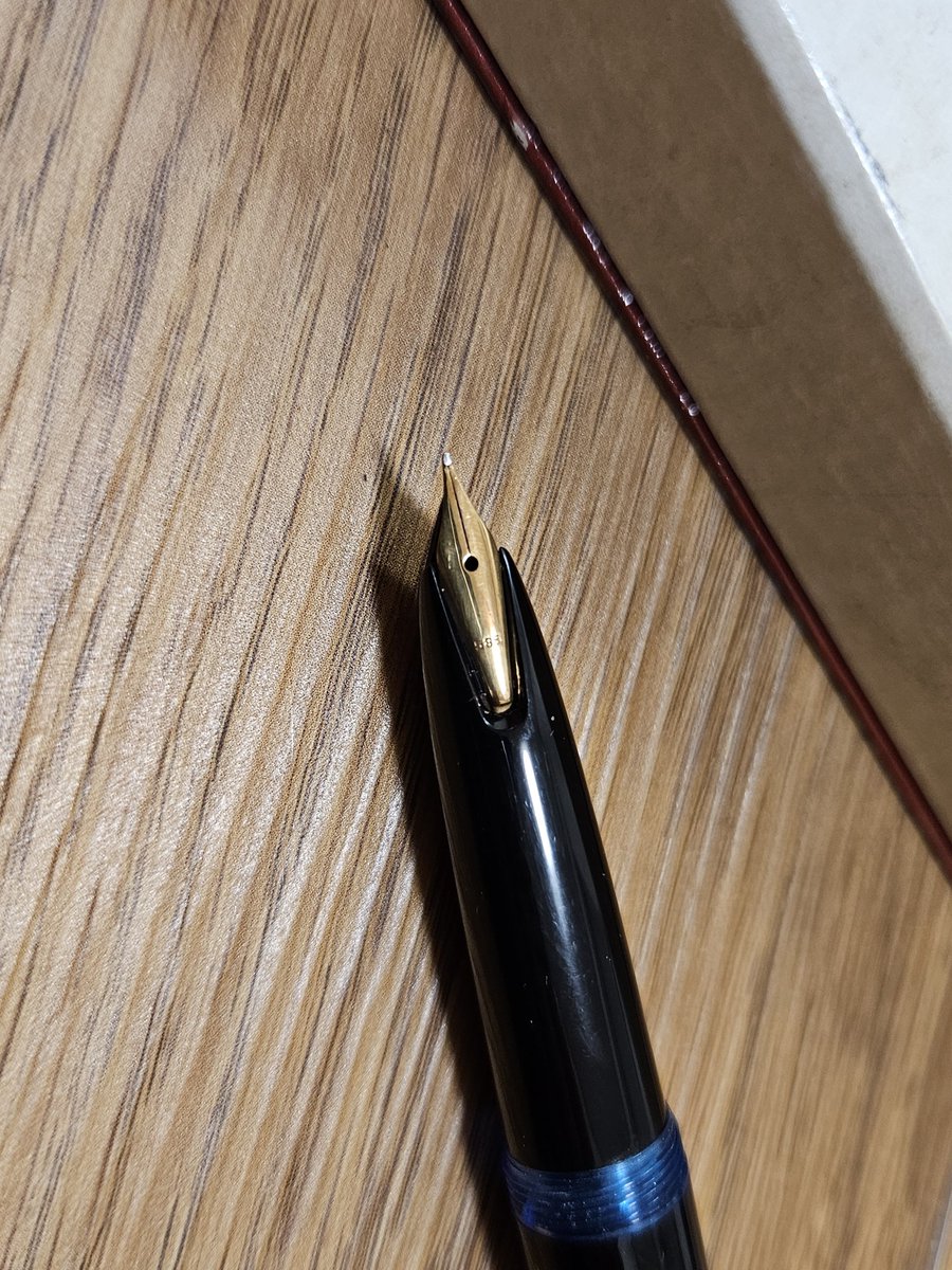 SNM_0422's tweet photo. モンブラン マイスターシュテュック No.34
廉価グレードの金ペン
硬めの書き味 https://t.co/5sU6nn5LBt
