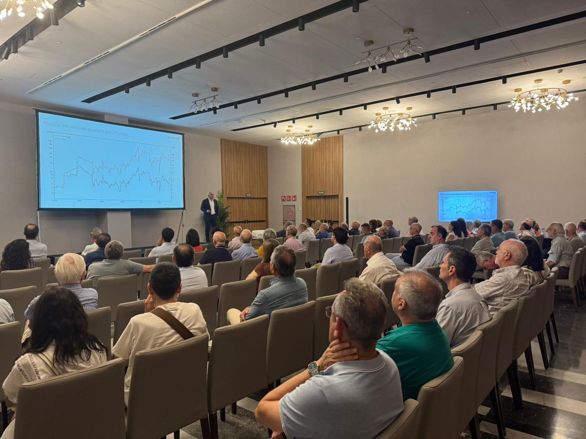 BESTINVER's tweet photo. Ayer nos encontramos de nuevo con nuestros partícipes en dos ciudades y con dos enfoques distintos, pero con una misma filosofía de inversión.

➡️ En Sevilla, Tomás Pintó, Director de Renta Variable Internacional, detalló las oportunidades que estamos encontrando en el mercado y el posicionamiento actual de nuestras carteras.

➡️ En Madrid, Ricardo Seixas y León Izuzquiza, Director y Analista de Renta Variable Iberia y Jaime Ramos, Gestor de Bestinver Megatendencias, compartieron su visión sobre el entorno macro, las perspectivas para los mercados y las principales ideas de inversión en ambos segmentos.

En los dos encuentros pudimos profundizar en nuestra filosofía de inversión, resolver dudas y, sobre todo, intercambiar impresiones con nuestros partícipes.

👏 ¡Gracias a todos los que nos acompañasteis!