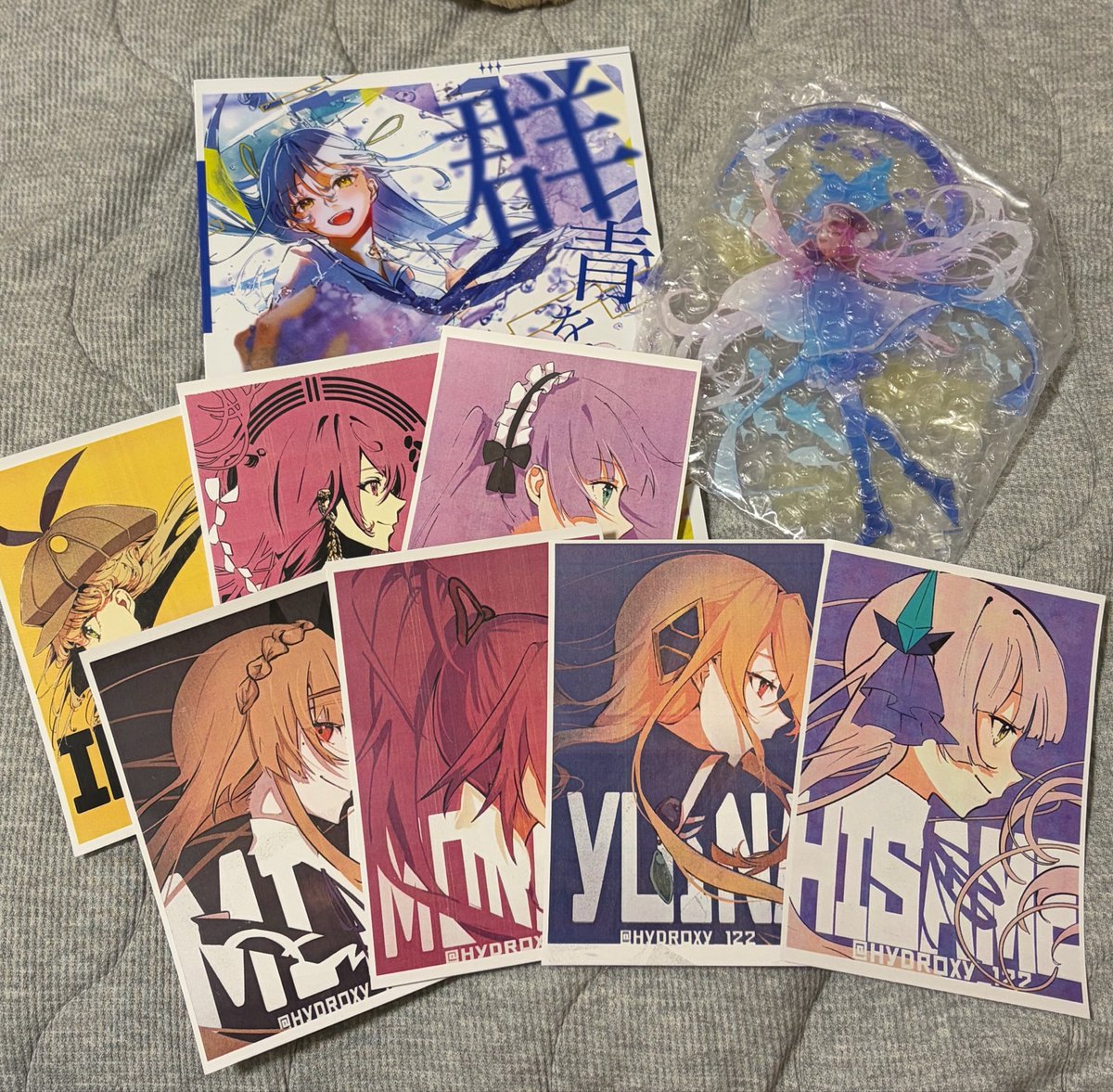 housekilove81's tweet photo. 昨日灰泥きしさん（@Hydroxy_122 ）のアクスタセット&amp;色紙届きました！

今回は大でまっきーのイラストを依頼しました！
旅立つ姿めっちゃ良すぎた…。
新衣装も良すぎる…。おまけもありがとうございます。（新衣装が出た事を全く知りませんでした）
額縁ないので、今度買います🙌 https://t.co/3q2zMzz2eF