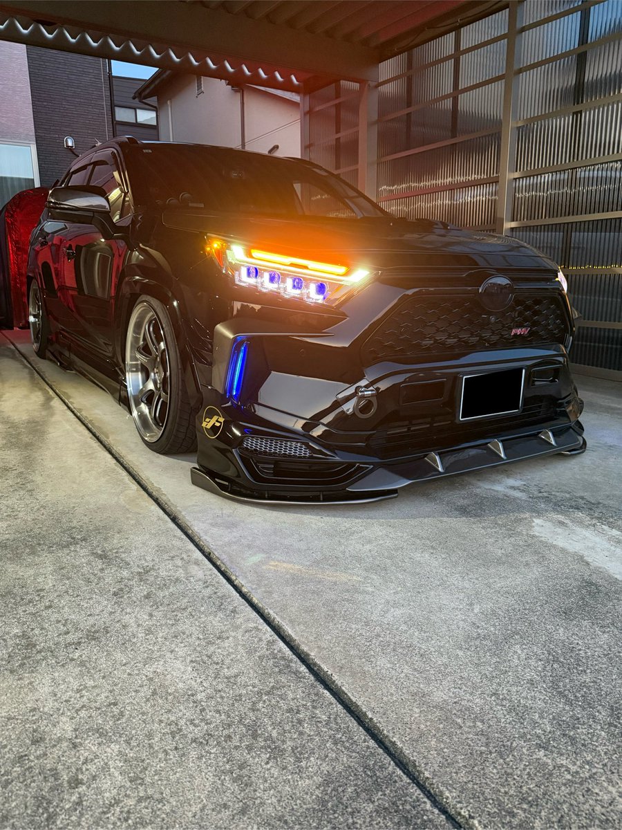 rav4phv_toku's tweet photo. 加工アルファレックスヘッドライト復活
ウイポジ仕様
ウイポジはイベント用
満足( ¯﹀¯ )
#RAV4PHV
#RAV4
#エアサス
#着地 https://t.co/4WRVqXM5EF