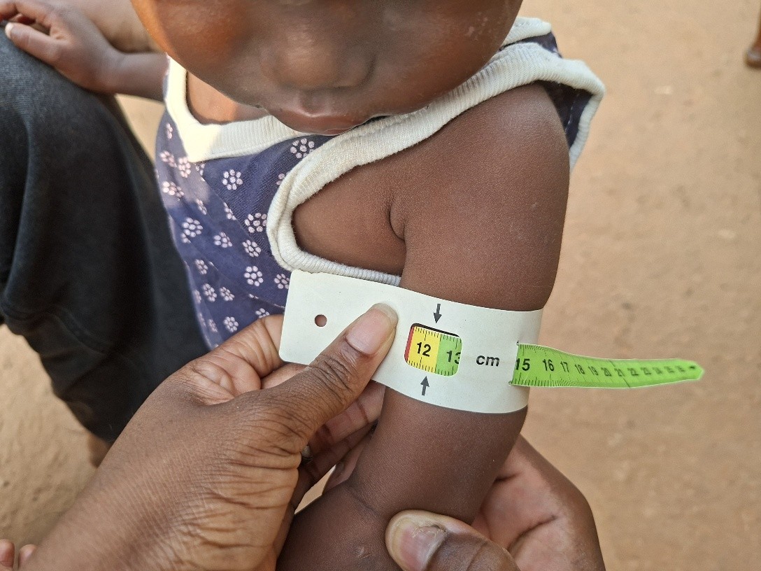 OngRACINES's tweet photo. 👶 Lutter contre la #malnutrition à #Ouèssè ! Depuis octobre 2025, l’ONG RACINES organise le #dépistage #précoce des enfants de 6-59 mois. Objectif : repérer tôt pour soigner vite et éviter les complications. Une action du programme #QSF grâce au financement du @CSI_SLSJ. 🤝💚 https://t.co/Un9dowKZqf