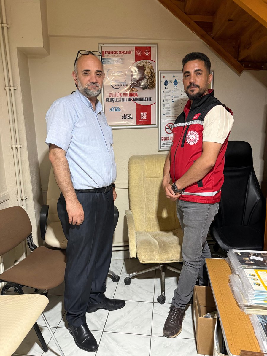 bursaash's tweet photo. “Evlenecek Gençlerin Desteklenmesi Projesi”nin tanıtım ve görünürlük faaliyetlerinin artırılması kapsamında, kurumumuz önünde kurulan stantta proje tanıtım broşürleri vatandaşlara dağıtılarak bilgilendirme çalışmaları gerçekleştirilmiştir.
 @tcailesosyal https://t.co/slSl7r8xQc https://t.co/4EmvnSGUr3