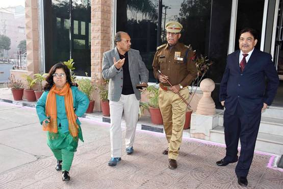 CseWhy's tweet photo. IAS Aarti Dogra, Tall personality despite short height

> Launched 'Banko Bikano', driving 1.9 lakh Bikaner homes to build toilets

> Pioneered 'Doctors for Daughters', uniting doctors to fund girls' education

One problem you'd wanna solve if you become an IAS? 👇🏼👇🏼 https://t.co/FE46jC1zCr