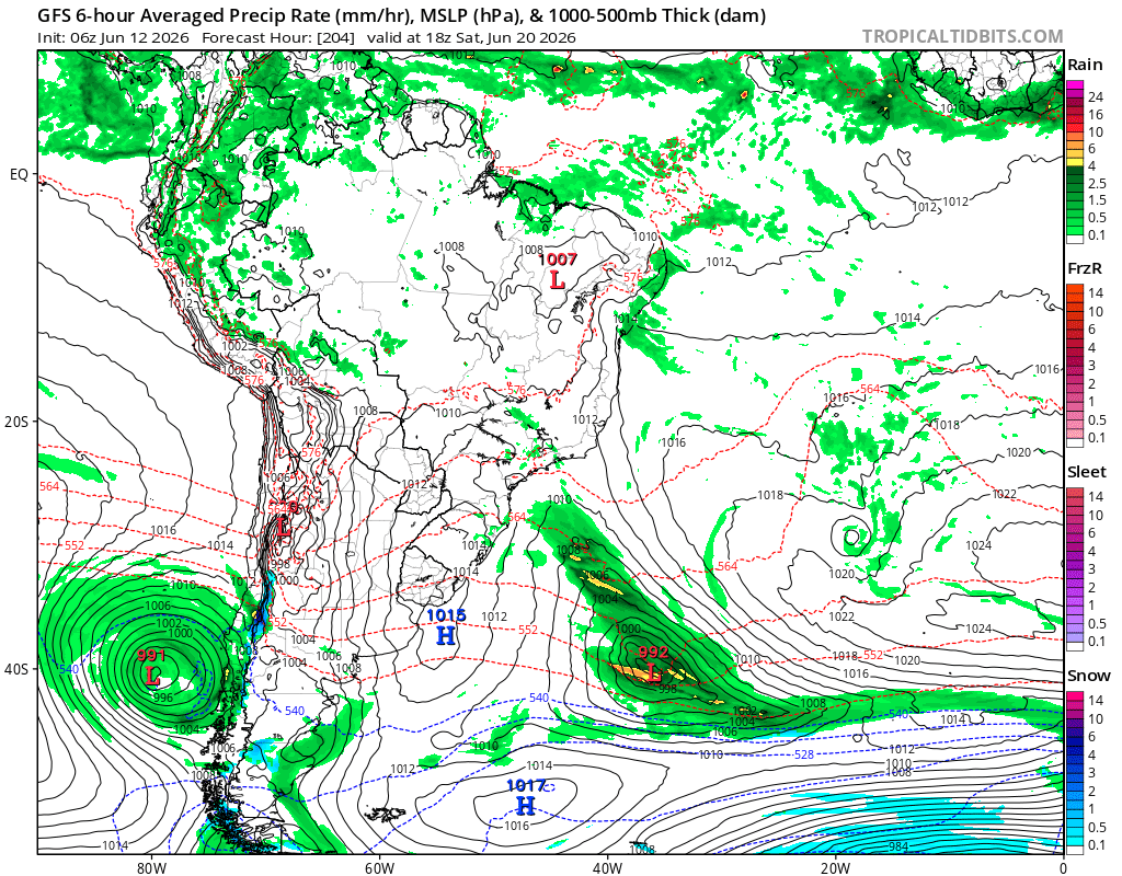 EdoWeatherman's tweet photo. Proyección próximo fin de semana (en monitoreo).

Mientras caen algunos chubascos en Talca, es de mi agrado informarles que el próximo fin de semana retornaría la lluvia a Chile central, en un evento que comienza a aumentar su probabilidad (55-60% de ocurrencia).

Así que aquellos pesimistas que estaban sentenciando junio asegurando que no llovería más, mejor esperen porque los cambios están comenzando a aparecer.

Estaré actualizando a medida que haya novedades, de todos modos ustedes pueden chequear lo que digo en ambos modelos.

Y recuerde, esto es una proyección que va a cambiar, puede debilitarse o intensificarse.