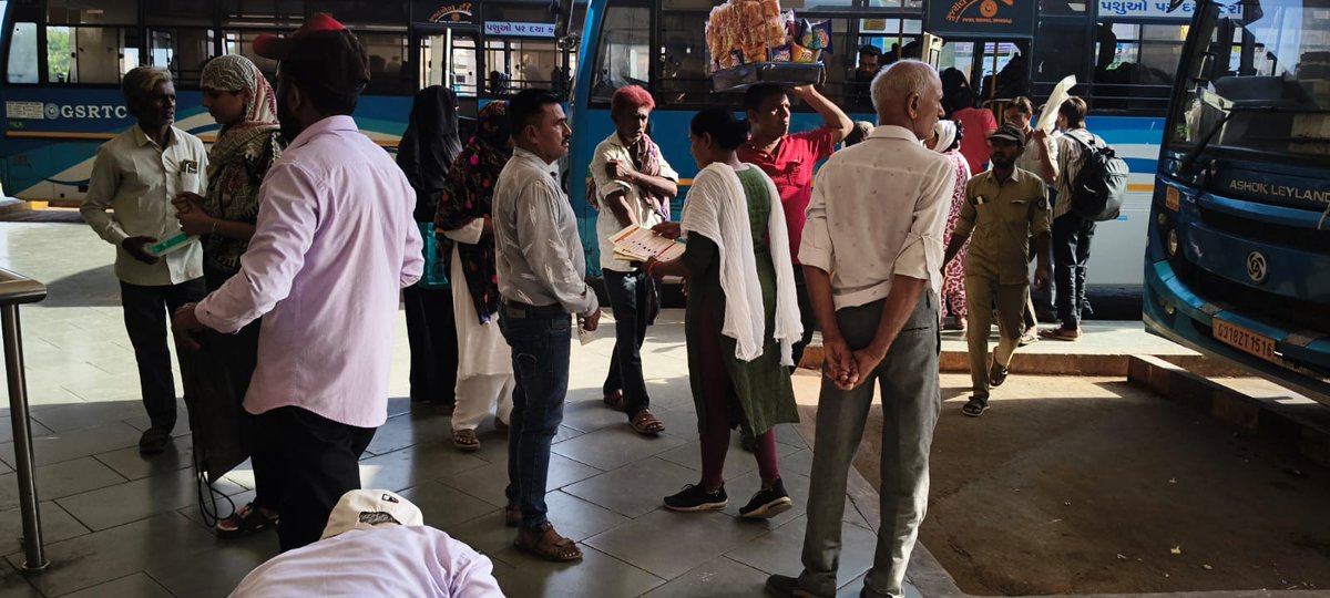 rtomehsana's tweet photo. રોડ સેફ્ટી અંતર્ગત આરટીઓ મહેસાણા ટીમ દ્વારા 10/06/2026 ના રોજ મોઢેરા બસ સ્ટેશન ખાતે મુસાફરોને રોડ સેફ્ટી વિશે માહિતી આપી અને પેમ્પલેટ વિતરણ કરવામાં આવ્યા. https://t.co/6eN3yCkqtN