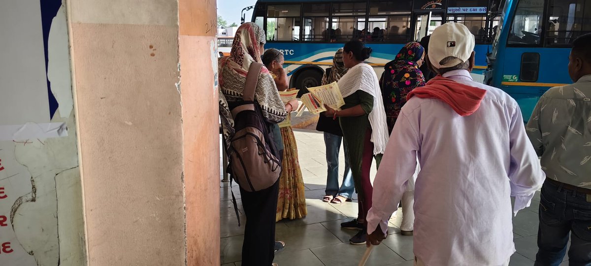 rtomehsana's tweet photo. રોડ સેફ્ટી અંતર્ગત આરટીઓ મહેસાણા ટીમ દ્વારા 10/06/2026 ના રોજ મોઢેરા બસ સ્ટેશન ખાતે મુસાફરોને રોડ સેફ્ટી વિશે માહિતી આપી અને પેમ્પલેટ વિતરણ કરવામાં આવ્યા. https://t.co/6eN3yCkqtN
