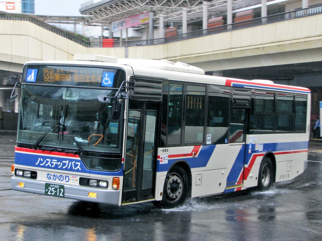WFRX4270's tweet photo. 2512号車 ex-都営
さっき撮った。
ついに水戸に登場、都営のゲテノン！
お久しぶりな三菱ふそう大型。かっけぇクルマで所属はうれしいホームタウン勝田

雨がドバ降りしていて思った構図では撮れなかったけどな。クソ天気め。
機会があれば乗ってみたい1台。まだこれからいくらでもその機会はあるさ。 https://t.co/l1kpkL8oqN