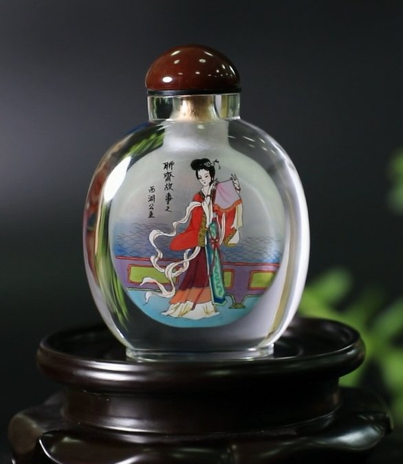leanjushi1's tweet photo. 琉璃艺术品以各种颜色的人造水晶为原料，经高温烧制而成，其品质晶莹剔透、光彩夺目。请欣赏山东省淄博市淄川区的琉璃作品——《聊斋故事之西湖公主》。#中华优秀传统文化 #历史文化 #山东手造 https://t.co/UwW47fZJtV