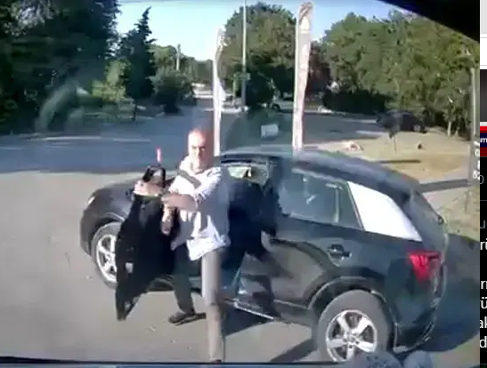 SonCephe's tweet photo. @cumhuriyetgzt1 Şoförün suçu ne şimdi burada ? 
-Trafik kurallarına göre sapına kadar haklı. 
-Gayet saygılı ve düzgün konuşmuş. 
-Trafik kuralını ihlal eden ve şehir eşkıyalığını yapan  AKP savcısı.
-Fiziksel olarak saldıran AKP savcısı.. https://t.co/sqMaC9AjVr