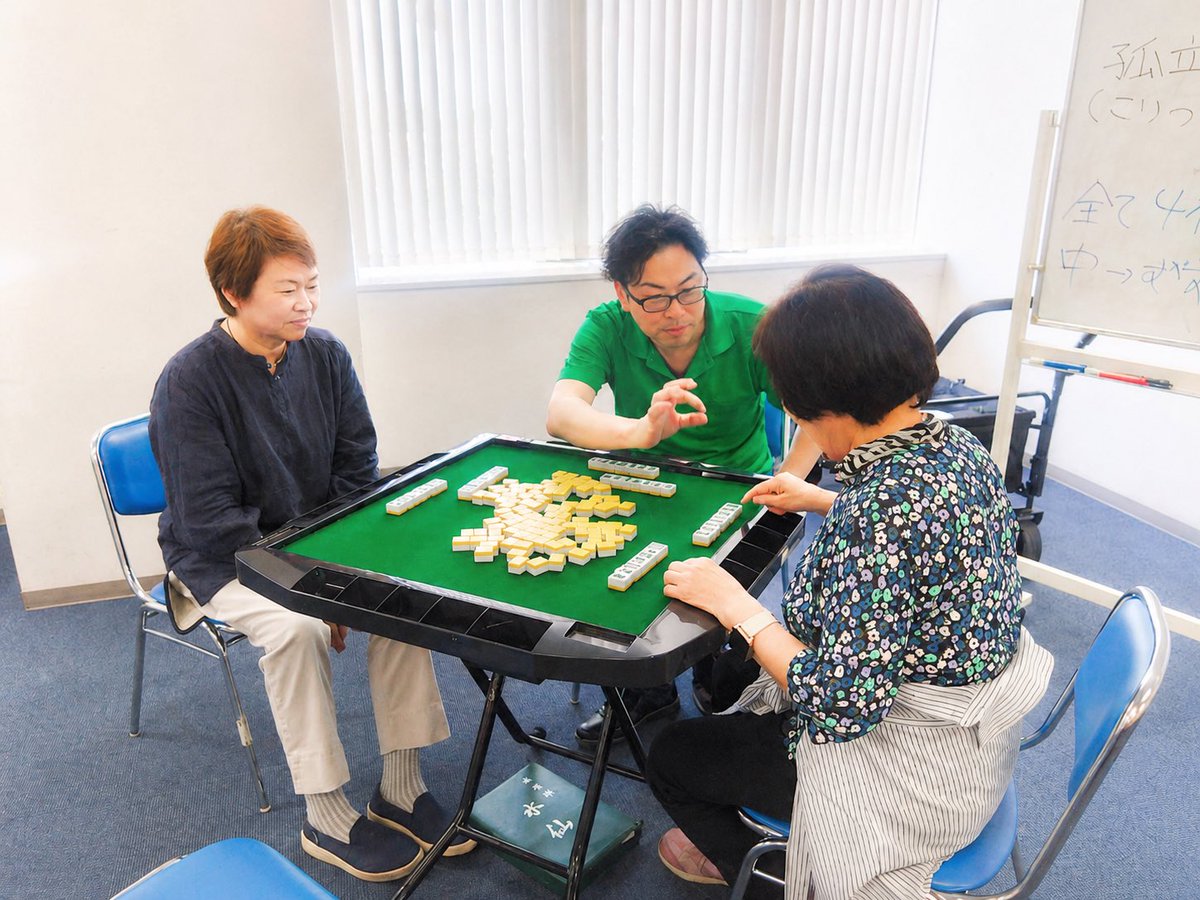 Jin_Mahjong's tweet photo. NPO法人「楽しく笑って人生を過ごす山梨手話の会」主催
高齢ろうあ者いきいきサロン

昨年12月にいただいた「#ろうあ者向けに健康マージャン教室を開催してほしい」というご依頼✨

『聴覚にハンデがある方にとって麻雀はどうなんだろう？』という思いもありましたが…以前からチャレンジしてみてたかったのでお受けしました。
結果は大成功🤣

そして2回目の開催となった今回も大成功！！
初参加の女性も何度もあがり、とても嬉しそうな表情💕
手話通訳の方を通じて「またやりたい🎶」と言ってくださったのが本当に嬉しかったです🥹

麻雀には人と人をつなぐ力がある。
そのことを改めて実感した素晴らしい一日でした✨

#山梨県を日本一の麻雀県に
#やまなし麻雀県計画🀄️