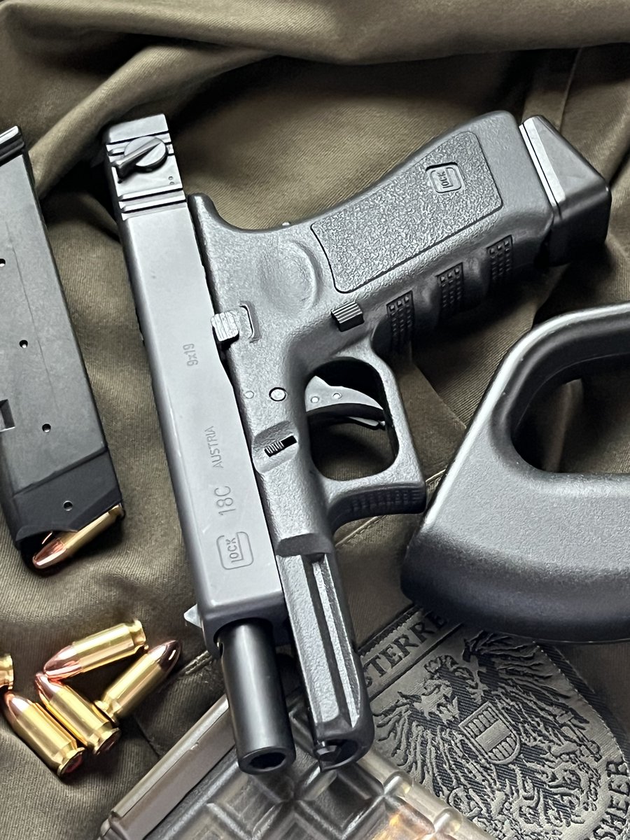 mutamac's tweet photo. Glock G18C（KSC）先日のG18もレシーバーをマットブラックで吹き付けたら重厚になった。レシーバー艶消し黒、スライドパーカーシール、バレルブラッセン…要するに真っ黒なんだけど黒にも２００種類あんねんw https://t.co/u8G8VpoLKm