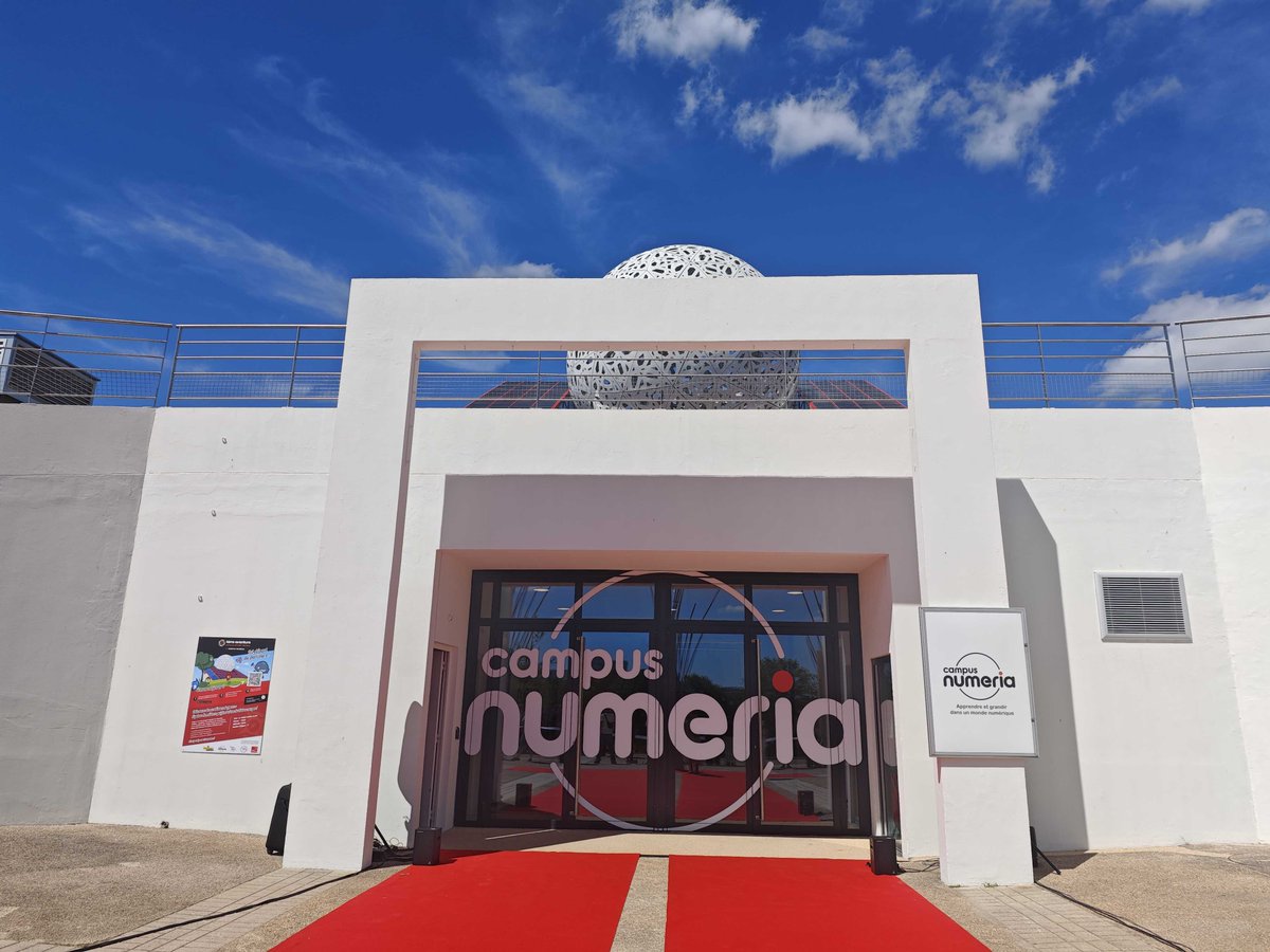 Vittascience's tweet photo. 🚀 Vittascience était présente ce jeudi 11 juin à l’inauguration du @campus_numeria au @futuroscope !

À cette occasion, nous sommes au lab robotique pour faire des démonstrations pédagogiques, notamment le bras robotique éducatif @NiryoRobotics, qui permet d’explorer concrètement la programmation, la robotique et l’automatisation.

Via la plateforme développée dans le cadre du Campus Numeria, le robot peut être programmé à distance (depuis n’importe où dans le monde !) pour rendre la robotique encore plus accessible.

C'est à tester ici 👉 https://t.co/dli5b3ZwCm

Merci aux équipes de Campus Numeria pour leur accueil lors de cette inauguration !