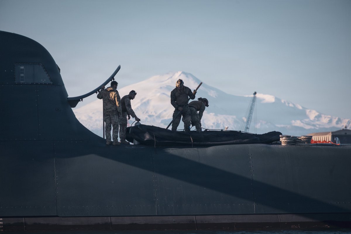 USMCFEA's tweet photo. U.S. Marines and Sailors with 2nd Force
Reconnaissance Company launch and recover a
Combat Rubber Raiding Craft from a submarine off the
coast of Augusta, Italy, during Exercise Dynamic Manta
26.
#USMarines #ForceRecon #NATO #DynamicManta26
#MARFOREURAF https://t.co/GbJJSp7jpX