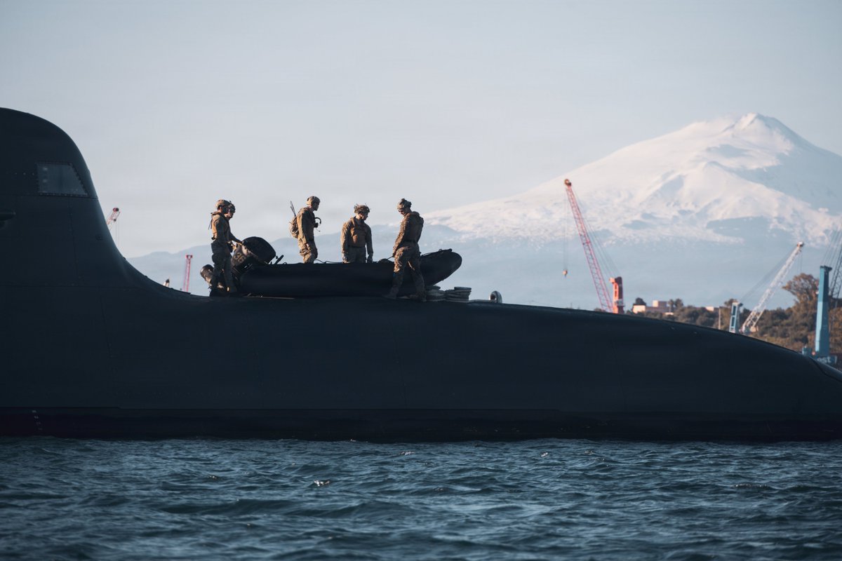 USMCFEA's tweet photo. U.S. Marines and Sailors with 2nd Force
Reconnaissance Company launch and recover a
Combat Rubber Raiding Craft from a submarine off the
coast of Augusta, Italy, during Exercise Dynamic Manta
26.
#USMarines #ForceRecon #NATO #DynamicManta26
#MARFOREURAF https://t.co/GbJJSp7jpX