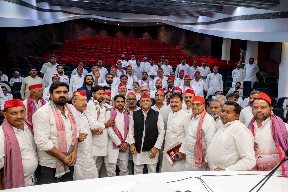 AdilJalis's tweet photo. समाजवादी पार्टी कार्यालय लखनऊ में
माo @yadavakhilesh  जी के नेतृत्व में 
ज़िला बुलन्दशहर 2027 विधानसभा चुनाव के लिए बैठक हुई।

@samajwadiparty @abuasimazmi 
@Samajwadi_AK @mediacellsp https://t.co/bbQ0oqP4Uu