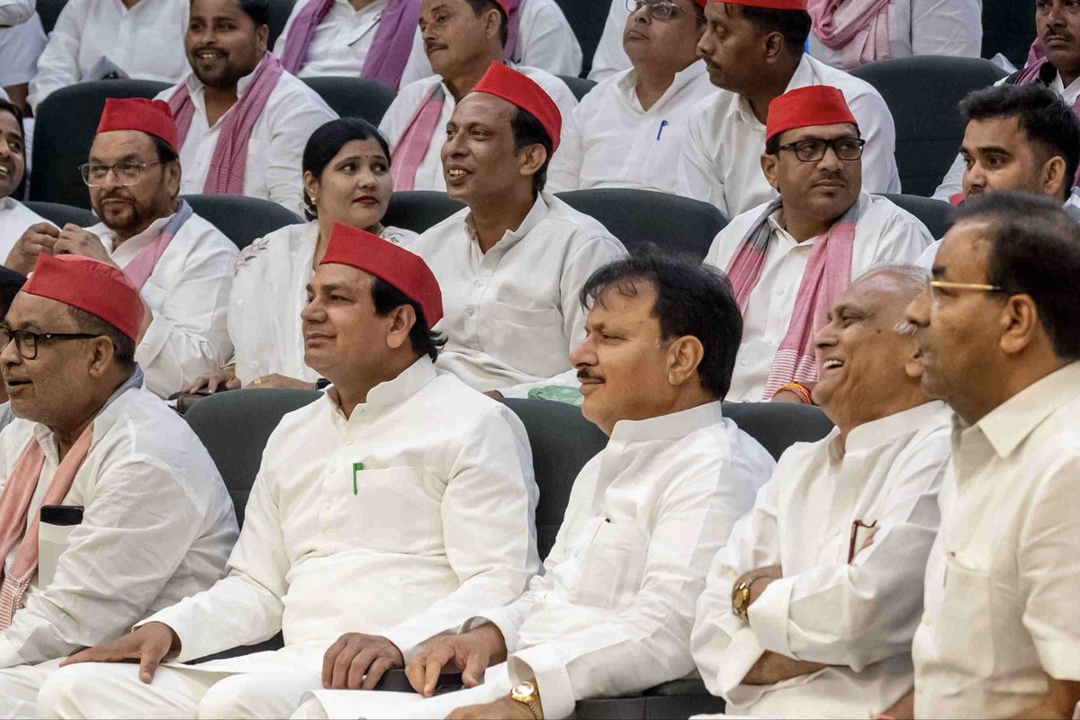 AdilJalis's tweet photo. समाजवादी पार्टी कार्यालय लखनऊ में
माo @yadavakhilesh  जी के नेतृत्व में 
ज़िला बुलन्दशहर 2027 विधानसभा चुनाव के लिए बैठक हुई।

@samajwadiparty @abuasimazmi 
@Samajwadi_AK @mediacellsp https://t.co/bbQ0oqP4Uu