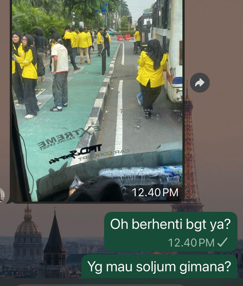 Hidupsebagai62's tweet photo. LIVE UPDATE :

ROMBONGAN MAHASISWA UI DI CEGAT DI SENAYAN.

TERJADI AKSI DORONG-MENDORONG DENGAN APARAT. https://t.co/CKuhTLUcFN