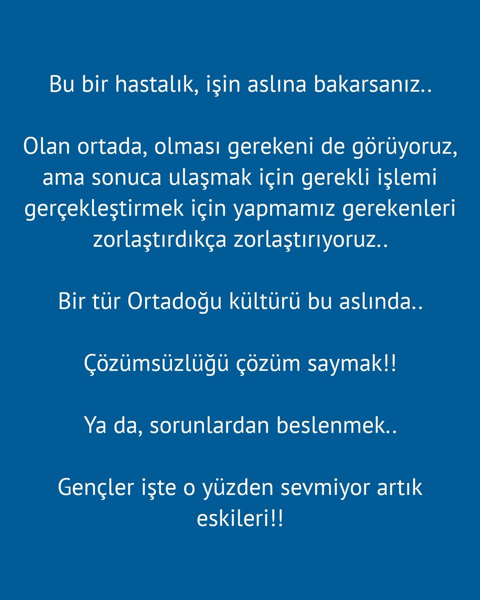 serdararda's tweet photo. Bir şey ne kadar çok karmaşık hale gelirse çözülmesi de o kadar zordur doğal olarak..

Hele de bu arada bir deli kalkıp taş atarsa kuyuya, tam kördüğüm olur işler..

Toplumsal bilinçaltımız basit işlerden hiç hoşlanmıyor..

Sorunları basit bir şekilde çözümlemek yerine önce karmakarışık hale getirip sonra çözmeyi daha çok seviyoruz..

Sadeliği hiç sevmiyoruz..

Yasalarımız, yönetmeliklerimiz, tüzüklerimiz de öyle değil mi?

Okumaya bir başlıyorsunuz, “bilmem ne tarihinde bilmem kaç sayılı kararla düzenlenip gene bilmem ne tarihine bilmem kaç sayılı kararla revize edilen..” diye başlayan bir dolu parantez görmez miyiz!!

Cümle bittiğinde anlayabilirsen anla ne dediğini o maddenin!!

Bu kez yorumcular çıkıyor ortaya, bilen bilmeyen kendi kafası ve inancına göre başlıyor “bana göre olması gereken” diye konuşmalara..

Sonuçta harcanan emek bir ton, gidilen yol ise ancak bir arpa boyu..

Sağlıkta da öyle değil mi?!

Geçtiğimiz yıl hekime başvuru sayısı toplam olarak 1 milyar 47 milyon, kişi başına yıllık hekime başvuru sayısı da 12.2 olarak gerçekleşmiş..

Bu oranlar dünyadaki en yüksek oranlardan..

Yaptığımız işe bile güvenmeyip sağlamasını almaya çalışan bir toplumuz..

Bu bir hastalık, işin aslına bakarsanız..

Olan ortada, olması gerekeni de görüyoruz, ama sonuca ulaşmak için gerekli işlemi gerçekleştirmek için yapmamız gerekenleri zorlaştırdıkça zorlaştırıyoruz..

Bir tür Ortadoğu kültürü bu aslında..

Çözümsüzlüğü çözüm saymak!!

Ya da, sorunlardan beslenmek..

Gençler işte o yüzden sevmiyor artık eskileri!!