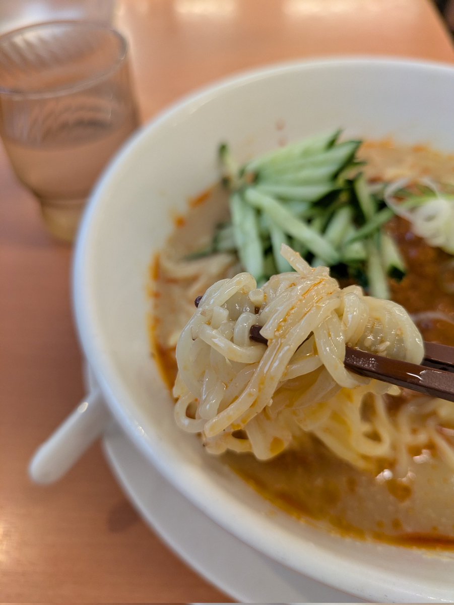 ageobau's tweet photo. ＃埼玉ラーメン道場
＃日本ラーメン道場
＃ラーメン
＃埼玉
#日高屋上尾西口
#冷やし担々麺
上尾駅西口の日高屋で冷やし担々麺。７５０円。ラー油が浮いた胡麻風味のスープ辛さは弱め、油肉味噌は、辛味が強い、肉味噌を乗せて食べるのが良し。額に汗が滲む。味、量、コスパの日高屋、ごちそうさまです https://t.co/ilr6eIQTD3