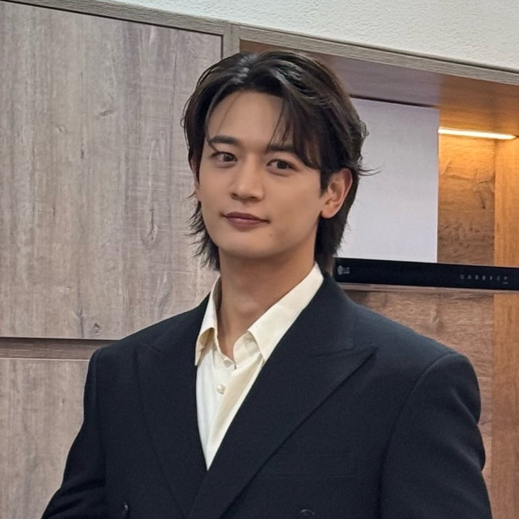 shinypoets's tweet photo. shibal he looks like a kdrama ceo https://t.co/4SMcm2z7yA