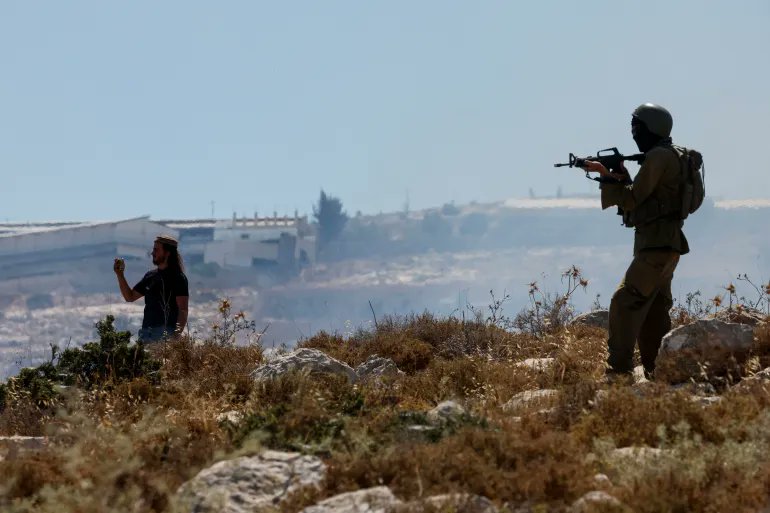 ashoswai's tweet photo. Israeli settlers are in all practical purposes Israeli paramilitary forces, working together with the Israeli army in carrying out a genocide in the West Bank! https://t.co/eJUROVFAwa
