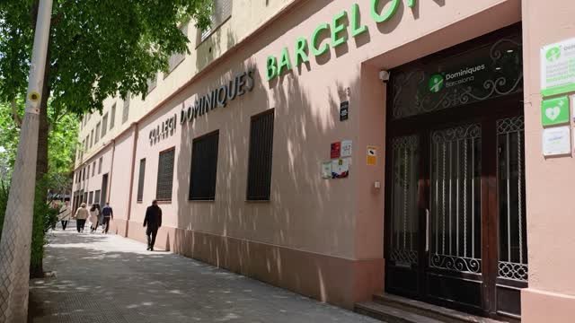 contrastado's tweet photo. 1 subsahariano amenaza a los niños del Colegio Dominiques de Barcelona a la salida e hizo lo mismo con la gente que pasaba por allí.
Al llegar los Mossos saltó encima de ellos con la intención de agredirlos e hirió levemente a 2 de ellos.
…Pero por orden Papal hay que acogerlos! https://t.co/xdDnlh0CSc