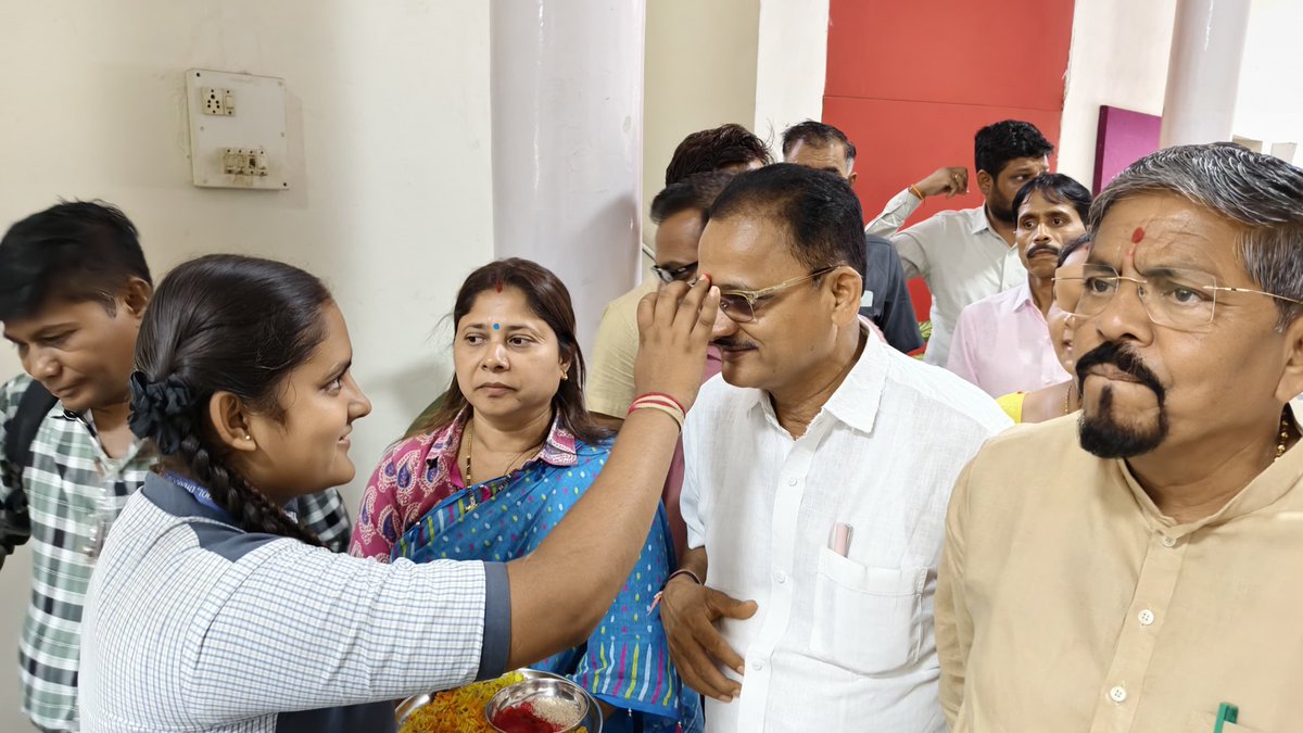 ArvindPatel178's tweet photo. આજરોજ જિલ્લા વિજ્ઞાન કેન્દ્ર, ધરમપુર ખાતે રાજ્ય સરકારની વિવિધ જનકલ્યાણકારી યોજનાઓ, વિકાસકાર્યો અને સિદ્ધિઓને ઉજાગર કરતું વિશેષ પ્રદર્શન યોજાયું. કાર્યક્રમમાં ઉપસ્થિત રહી પ્રદર્શનનું અવલોકન કર્યું તેમજ રાજ્ય સરકાર દ્વારા વિકાસના વિવિધ ક્ષેત્રોમાં કરવામાં આવેલા નોંધપાત્ર કાર્યો વિશે માહિતી મેળવી. માનનીય પ્રધાનમંત્રીશ્રીના વિકસિત ભારતના સંકલ્પને સાકાર કરવા અને જનભાગીદારી દ્વારા વિકાસને નવી દિશા આપવા રાજ્ય સરકાર સતત પ્રતિબદ્ધ છે. આવા પ્રદર્શનો નાગરિકોને સરકારની યોજનાઓ અને વિકાસયાત્રા સાથે જોડવાનો સશક્ત પ્રયાસ છે.