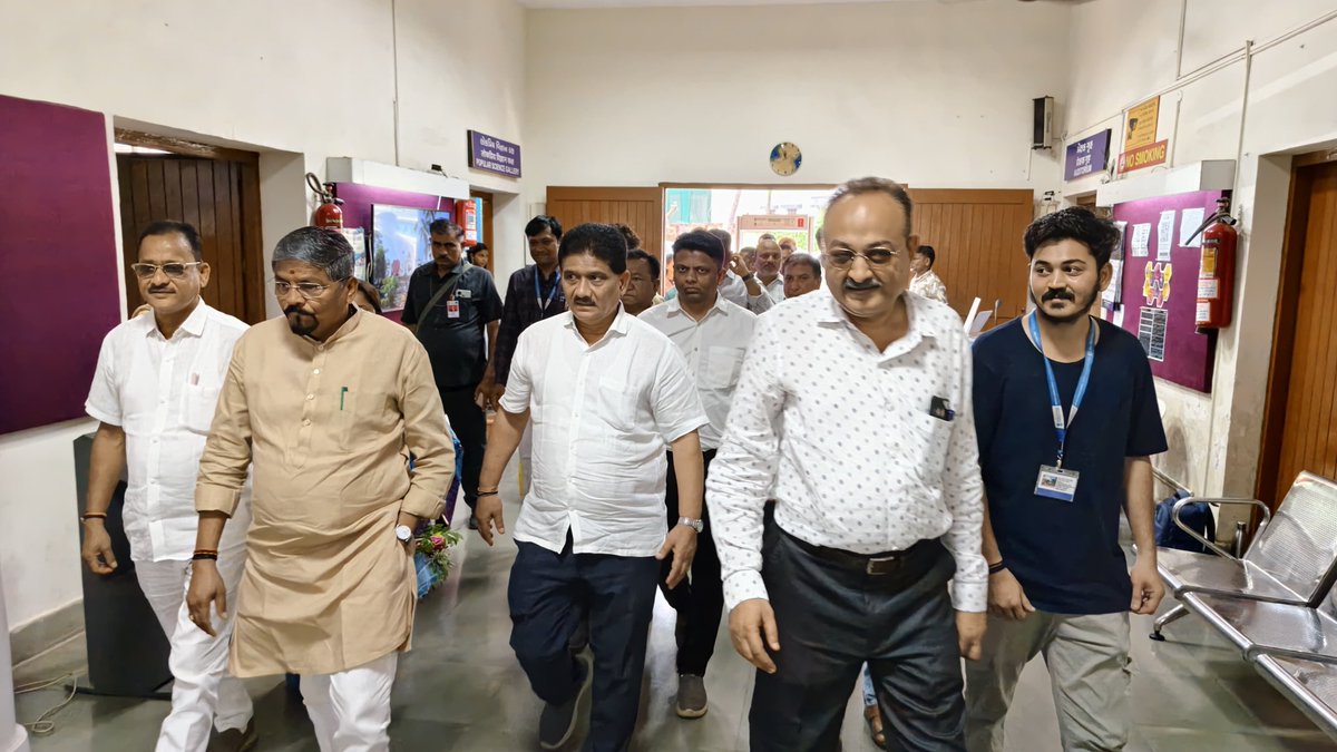 ArvindPatel178's tweet photo. આજરોજ જિલ્લા વિજ્ઞાન કેન્દ્ર, ધરમપુર ખાતે રાજ્ય સરકારની વિવિધ જનકલ્યાણકારી યોજનાઓ, વિકાસકાર્યો અને સિદ્ધિઓને ઉજાગર કરતું વિશેષ પ્રદર્શન યોજાયું. કાર્યક્રમમાં ઉપસ્થિત રહી પ્રદર્શનનું અવલોકન કર્યું તેમજ રાજ્ય સરકાર દ્વારા વિકાસના વિવિધ ક્ષેત્રોમાં કરવામાં આવેલા નોંધપાત્ર કાર્યો વિશે માહિતી મેળવી. માનનીય પ્રધાનમંત્રીશ્રીના વિકસિત ભારતના સંકલ્પને સાકાર કરવા અને જનભાગીદારી દ્વારા વિકાસને નવી દિશા આપવા રાજ્ય સરકાર સતત પ્રતિબદ્ધ છે. આવા પ્રદર્શનો નાગરિકોને સરકારની યોજનાઓ અને વિકાસયાત્રા સાથે જોડવાનો સશક્ત પ્રયાસ છે.