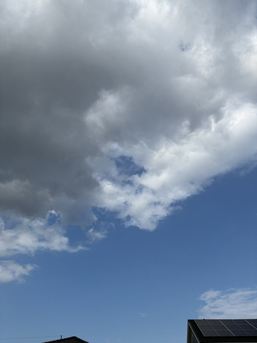 RZFZ1's tweet photo. 何だこりゃこの暗さ😕店の真上辺りの雲ヤバい。ちょっと先360°は🟦空… https://t.co/UqwW70gwwI
