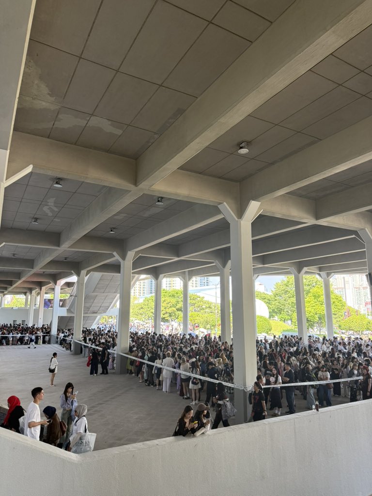 agustding's tweet photo. ANYONE HAS A SPARE ARMY BOMB IN BUSAN RN 😭😭😭😭 THE QUEUE IS INSANE 😭😭😭😭 https://t.co/PXMBfVjLLJ
