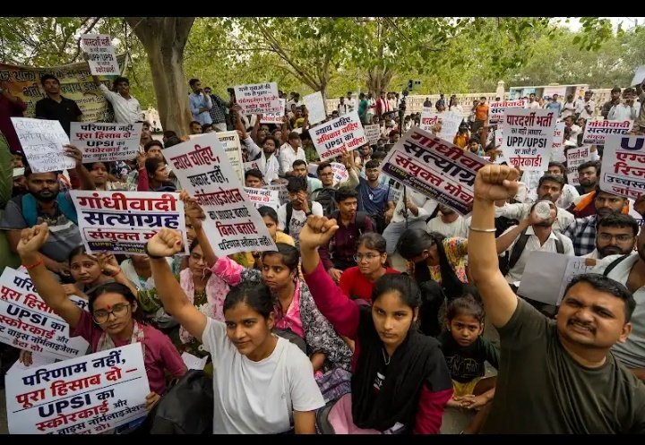 MrAnkitYad72861's tweet photo. #uplekhppal
देश में परीक्षाओं के नाम पर युवाओं के भविष्य के साथ जो भद्दा मज़ाक चल रहा है, उसकी जड़ें सरकारी व्यवस्था की इसी कथित 'पारदर्शिता' में छिपी हैं। यह कैसी अजीब और संदेहास्पद व्यवस्था है कि किसी भी बड़ी परीक्षा के बाद सीधे चयनित अभ्यर्थियों के रोल नंबर की एक गुमनाम पीडीएफ जारी कर दी जाती है और बाकी लाखों छात्रों के लिए पूरे स्कोरकार्ड, रिस्पॉन्स शीट या कट-ऑफ को जारी करने की ज़हमत तक नहीं उठाई जाती। छात्रों को यह जानने का हक ही नहीं मिलता कि उनके कितने नंबर आए या वे कहाँ चूके, सब कुछ एक रहस्यमयी बक्से में बंद कर दिया जाता है। इस कदर छिपाई जाने वाली जानकारियों के बीच जब लगातार नीट (NEET) से लेकर तमाम प्रतियोगी परीक्षाओं के पेपर लीक और धांधली की खबरें सामने आती हैं, तो छात्रों का बचा-कुचा भरोसा भी इस लचर सिस्टम से पूरी तरह उठ जाता है। जब तक परीक्षा के तुरंत बाद हर एक छात्र का पूरा स्कोरकार्ड और ओएमआर (OMR) शीट सार्वजनिक करने की स्थायी व्यवस्था नहीं बनती, तब तक पारदर्शिता का ढोंग करना बेमानी है। सरकार और परीक्षा एजेंसियों को यह समझना होगा कि हर छोटा-बड़ा मुद्दा सीधे एक युवा की सालों की मेहनत और उसके मानसिक स्वास्थ्य से जुड़ा है। अब खोखले दावों से इतर जवाबदेही तय करने, छलावा बंद करने और पेपर लीक माफियाओं पर ऐसा सख्त एक्शन लेने का वक्त आ गया है जिससे इस देश के करोड़ों होनहार युवाओं का भविष्य अंधकार में डूबने से बचाया जा सके।
@EduMinOfIndia
@dpradhanbjp
@myogiadityanath
@BJP4India
#PaperLeak #ExamTransparency #SaveStudentsFuture #YouthDemandsJustice