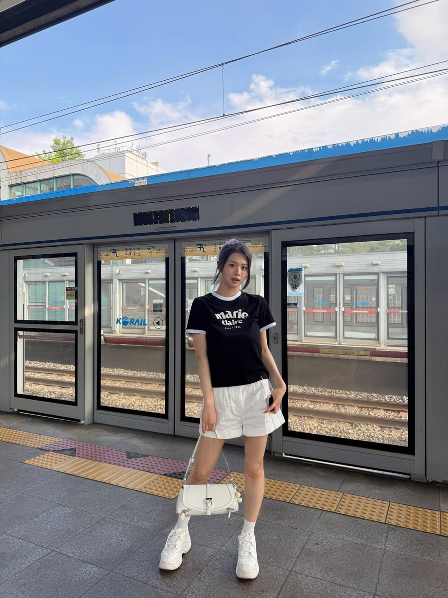 swanhours's tweet photo. ur_swan.ing instagram update https://t.co/ONIQgIO8k6