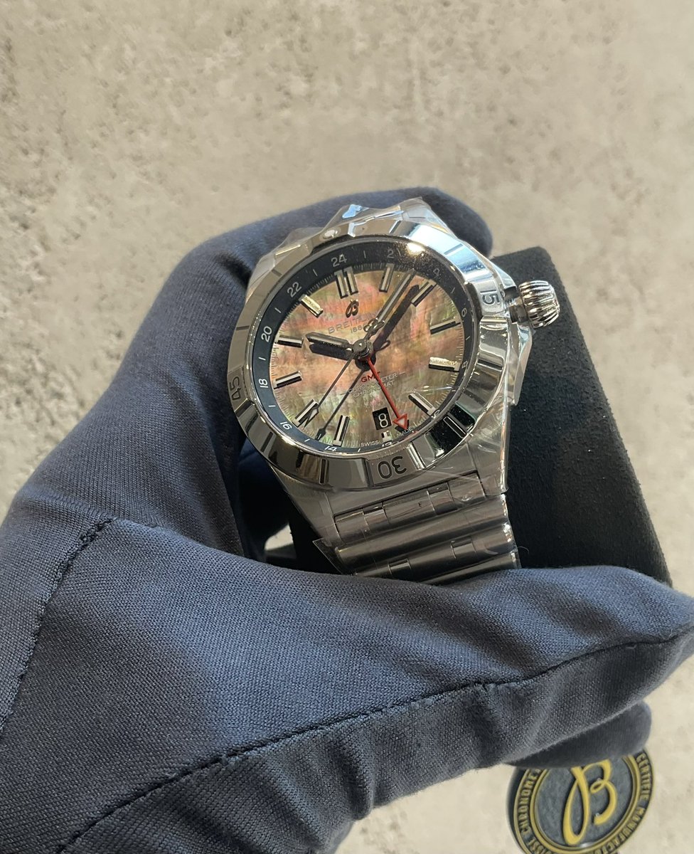 oreno_breitling's tweet photo. さっき暗くなって☔️降ったなあーと思ったらピーカンの晴れ🌞
日本限定モデルクロノマットGMTブラックマザオブパール🌈
とても綺麗な文字盤です😍🤩是非店頭にてお確かめください❣️ https://t.co/WaIeJGEETT