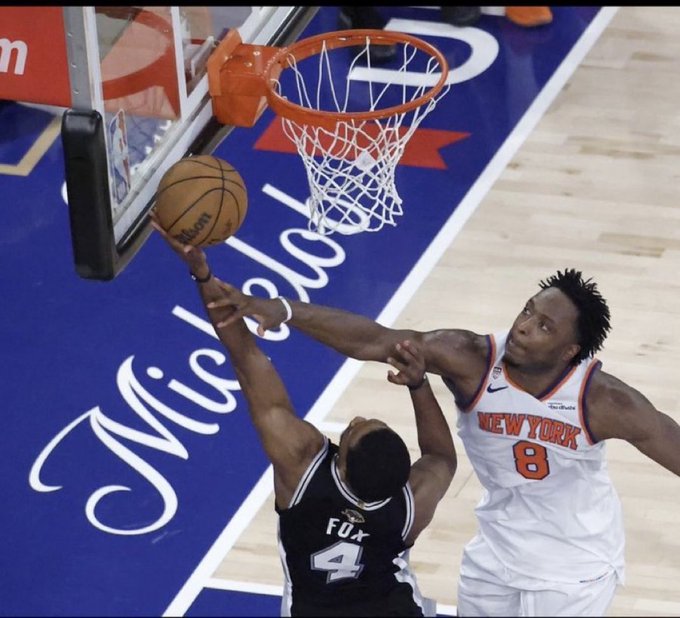 StraightGameTV's tweet photo. @NBA De'Aaron Fox clearly beats OG Anunoby to the rim, establishes position, elevates first, and appears to take contact on his shooting arm, yet somehow there's no whistle.

Agree or disagree?
Drop your thoughts below.
#NBA #DeAaronFox #OGAnunoby #Basketball #NBATwitter https://t.co/5v8qyGPqTm