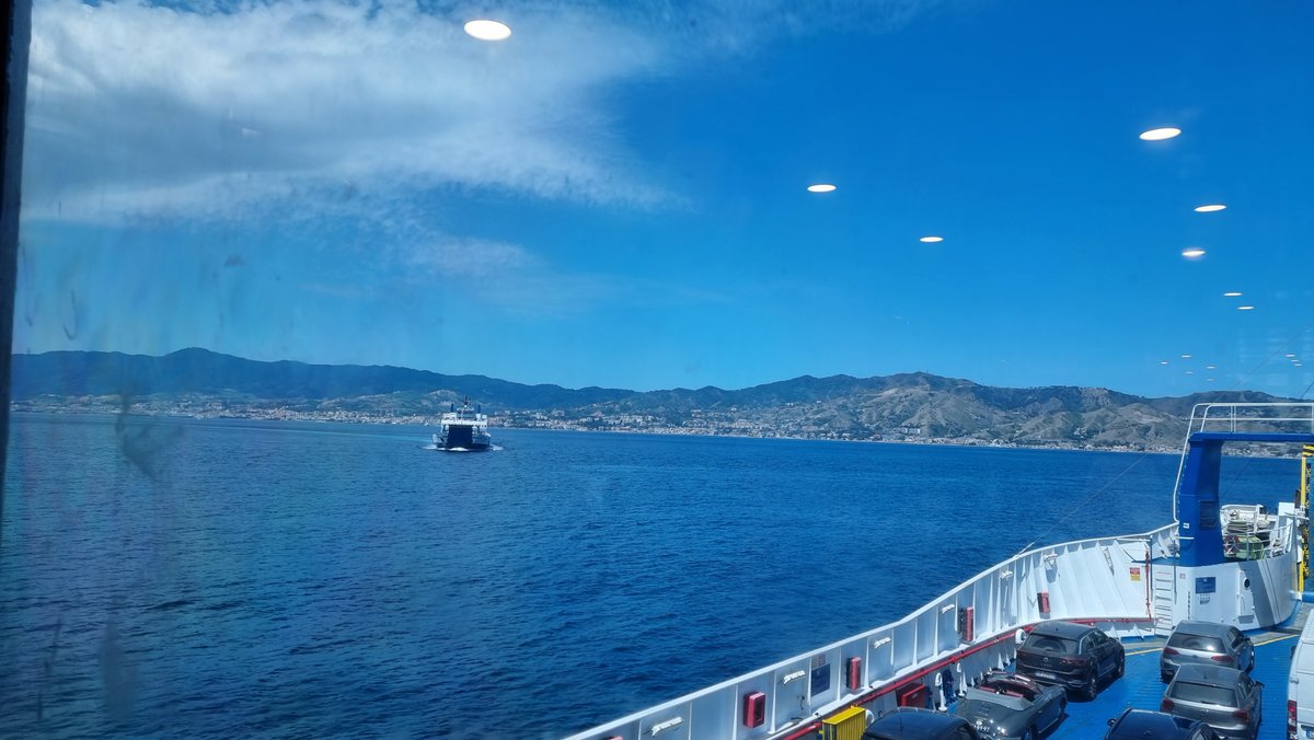 Alpenweerman's tweet photo. Gisteren vanuit Villa San Giovanni met de auto-ferry via de straat van #Messina de oversteek (20 minuten) vanaf het Italiaanse vasteland #Calabrie naar #Sicilie gemaakt. https://t.co/BTx5oi0qI0