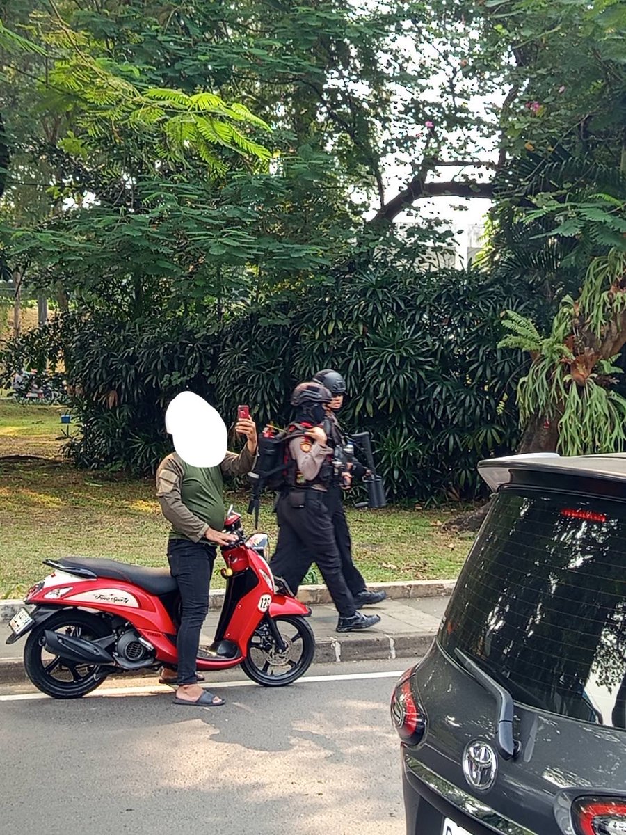 kastratofe's tweet photo. JUST IN: rombongan UI dijegat lagi, dan tertangkap ada polisi membawa gas air mata https://t.co/cw3PHRX3Dk