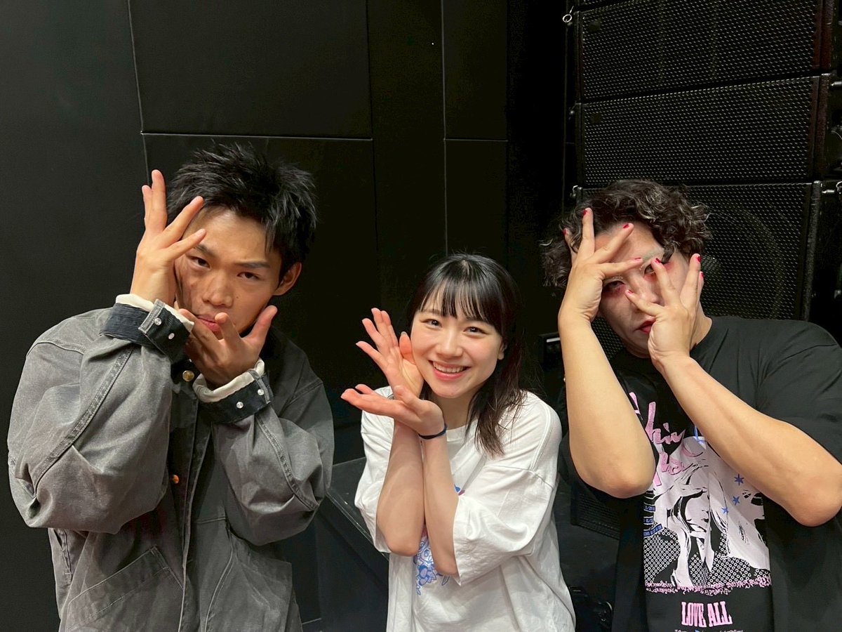 ayumi_ishida__'s tweet photo. #梅棒 #ラヴオール に、かが屋の加賀さんも、令和ロマンのくるまさんもご来場くださいました、私はその間でお二人の企画展「#補完」にお邪魔しランダムトレカでシークレット2種を引き当て、写真も被写体も素敵なのはもちろんのこと紙が良すぎてパンフレットを買いました、
ありがとうございます！！！ https://t.co/29mA5zG54R