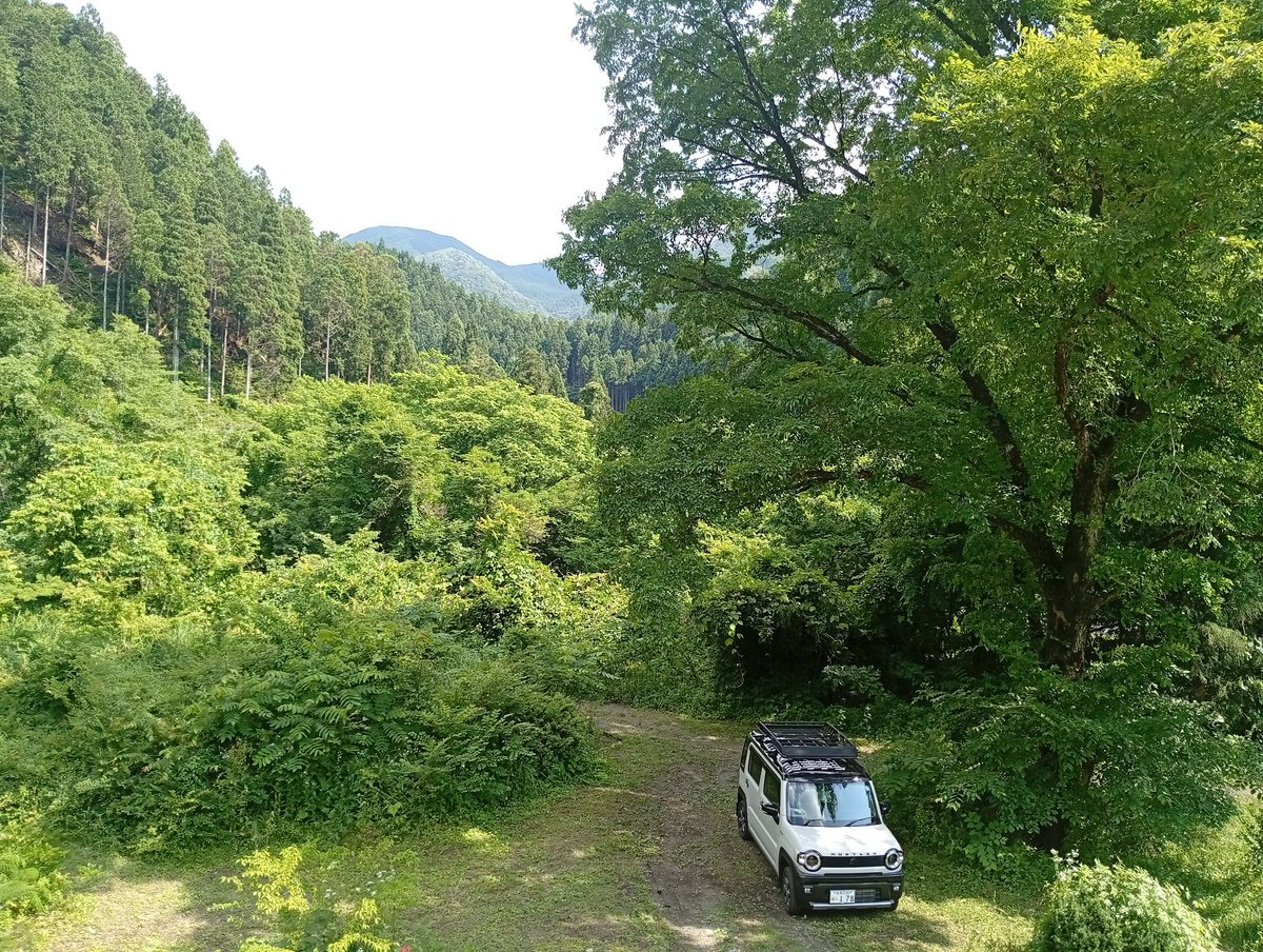 alkinist's tweet photo. 隣家まで500mだったけど、空き家になったらしく、お隣さんまで700mとなる。
素晴らしい住環境だけど、山道を散歩する際は念のためベアスプレーを携帯。 https://t.co/Sn49mMspdi