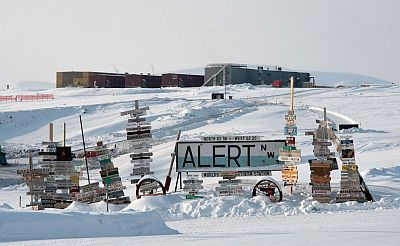 TimRealityDE's tweet photo. Die nördlichste Wetterstation der Welt steht in Alert, Kanada, nordwestlich von Grönland.

Die Wetteraufzeichnungen seit 1950 zeigen keinerlei Erwärmung.

Klimamodelle wie ECMWF behaupten hingegen starke Erwärmung der Arktis - entgegen den Fakten.

Quelle: https://t.co/L8PZbA5HKk https://t.co/MaLCnCxM8N