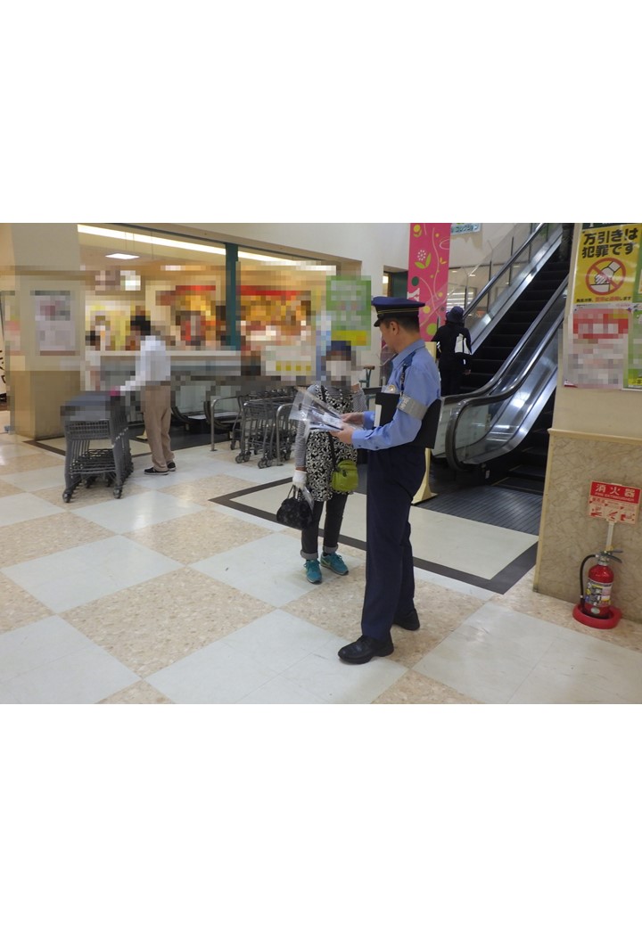 AP_seian's tweet photo. 【#中川警察署】６月９日、「ロックの日」にちなみ、日本ロックセキュリティ協同組合と連携して住宅対象侵入盗被害防止キャンペーンを行いました。玄関ドアのこじ破りやスマホ連動型防犯カメラの実演、地域防犯ボランティアの方と啓発品を配布して被害防止を呼び掛けました。 https://t.co/JeIruvY41B
